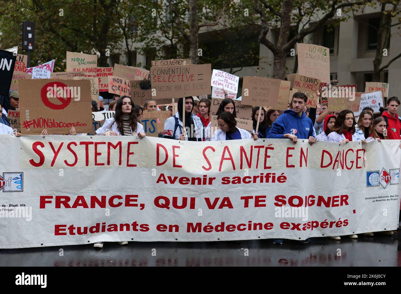 Parigi, Francia. 14th Ott 2022. Gli studenti di medicina vanno in sciopero e protestano contro una legge governativa a Parigi. Credit: Pierre Galan/Alamy Live News Foto Stock