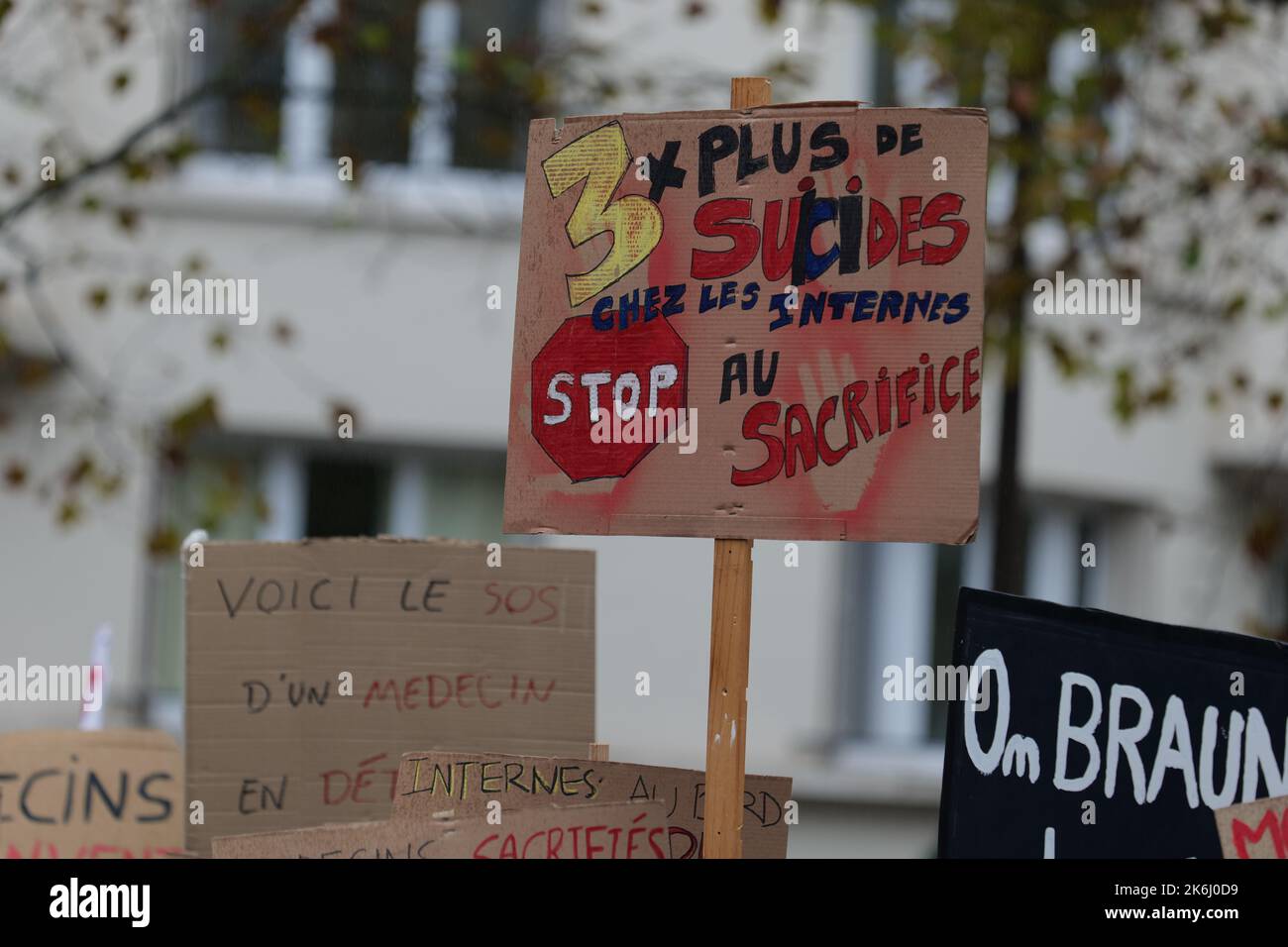 Parigi, Francia. 14th Ott 2022. Gli studenti di medicina vanno in sciopero e protestano contro una legge governativa a Parigi. Credit: Pierre Galan/Alamy Live News Foto Stock