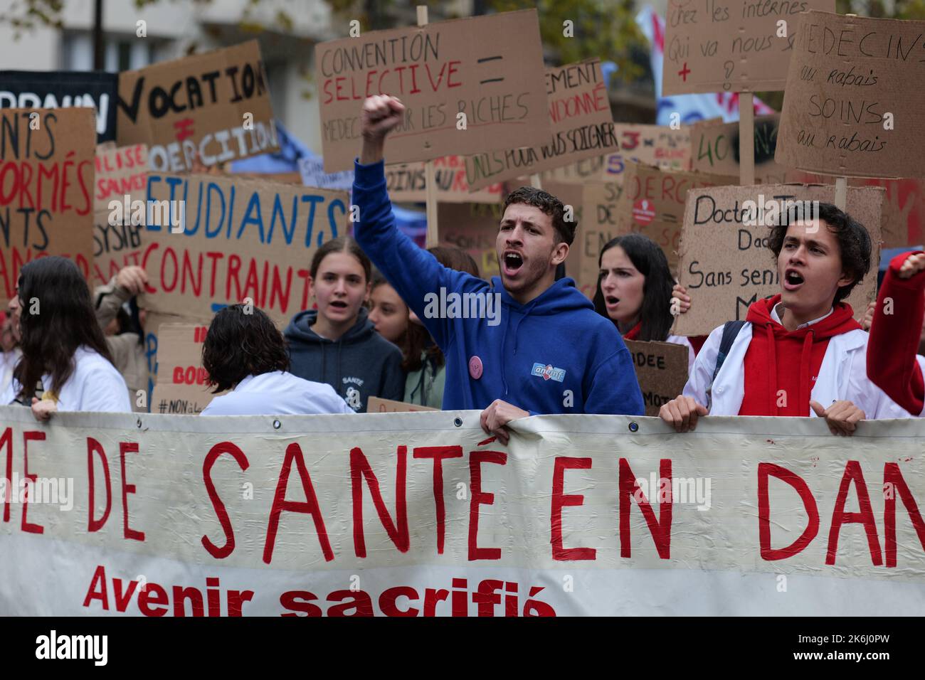 Parigi, Francia. 14th Ott 2022. Gli studenti di medicina vanno in sciopero e protestano contro una legge governativa a Parigi. Credit: Pierre Galan/Alamy Live News Foto Stock