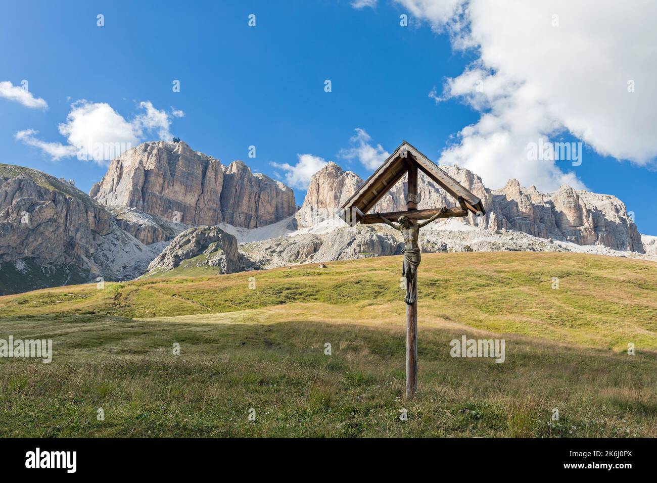Crocifisso in legno croce con Gruppo Sella montagne sullo sfondo, Dolomiti, Italia Foto Stock