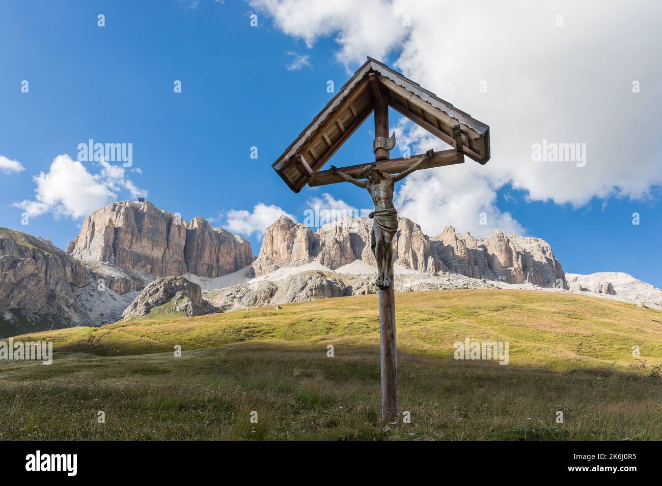 Crocifisso in legno croce con Gruppo Sella montagne sullo sfondo, Dolomiti, Italia Foto Stock