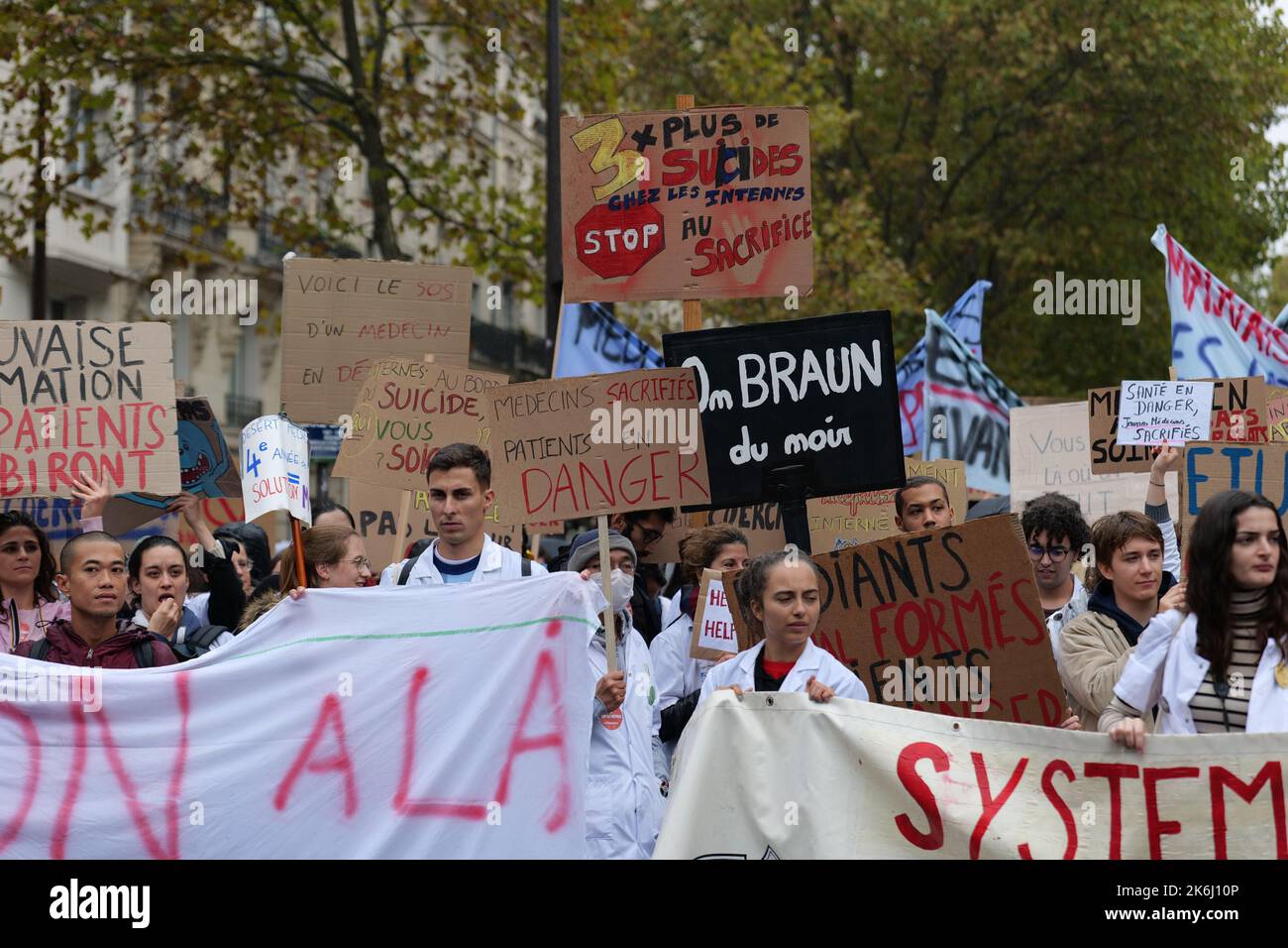 Parigi, Francia. 14th Ott 2022. Gli studenti di medicina vanno in sciopero e protestano contro una legge governativa a Parigi. Credit: Pierre Galan/Alamy Live News Foto Stock
