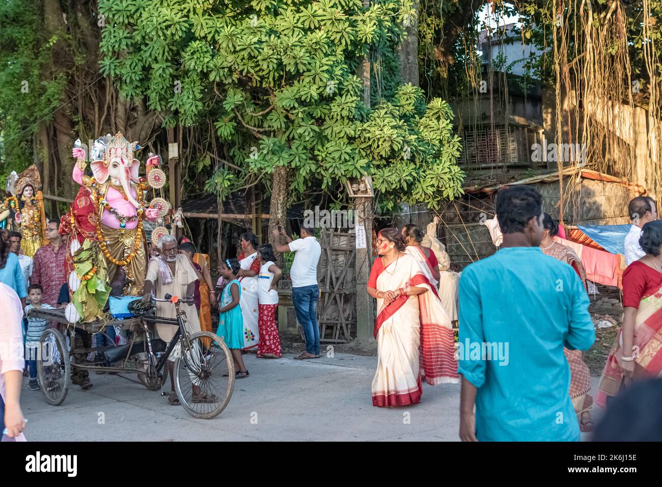 I devoti immergono Durga Idol sul fiume Ganges durante l'ultimo giorno del festival di Durga Puja . Foto Stock