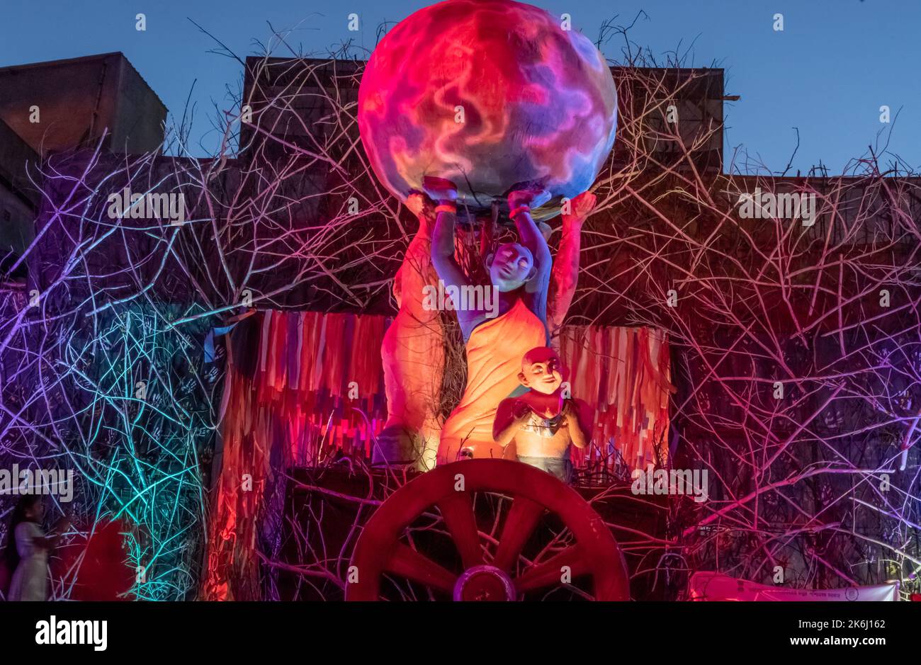 I devoti immergono Durga Idol sul fiume Ganges durante l'ultimo giorno del festival di Durga Puja . Foto Stock