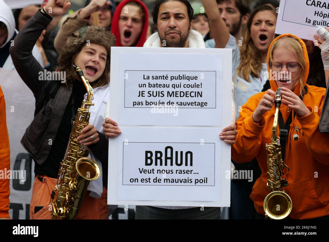 Parigi, Francia. 14th Ott 2022. Gli studenti di medicina vanno in sciopero e protestano contro una legge governativa a Parigi. Credit: Pierre Galan/Alamy Live News Foto Stock