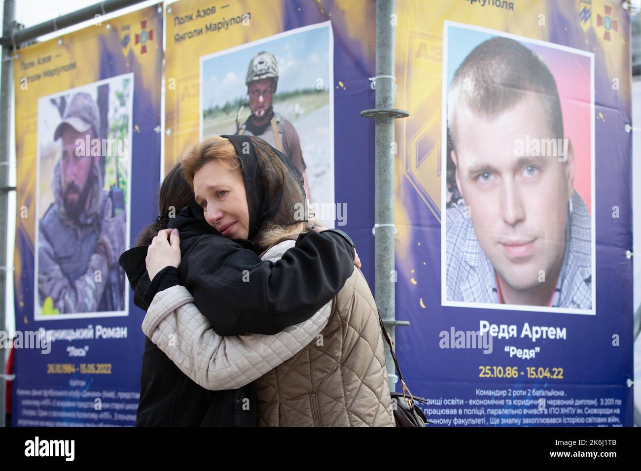 Le donne reagiscono emotivamente alla mostra di strada 'Azov Regiment - Angels of Mariupol', dedicata ai difensori dell'unità 'Azov' della Guardia Nazionale Ucraina, che sono morti difendendo Mariupol dagli invasori russi a Kyiv. Le truppe russe sono entrate in Ucraina il 24 febbraio 2022 iniziando un conflitto che ha provocato distruzione e crisi umanitaria. (Foto di Oleksii Chumachenko / SOPA Images/Sipa USA) Foto Stock