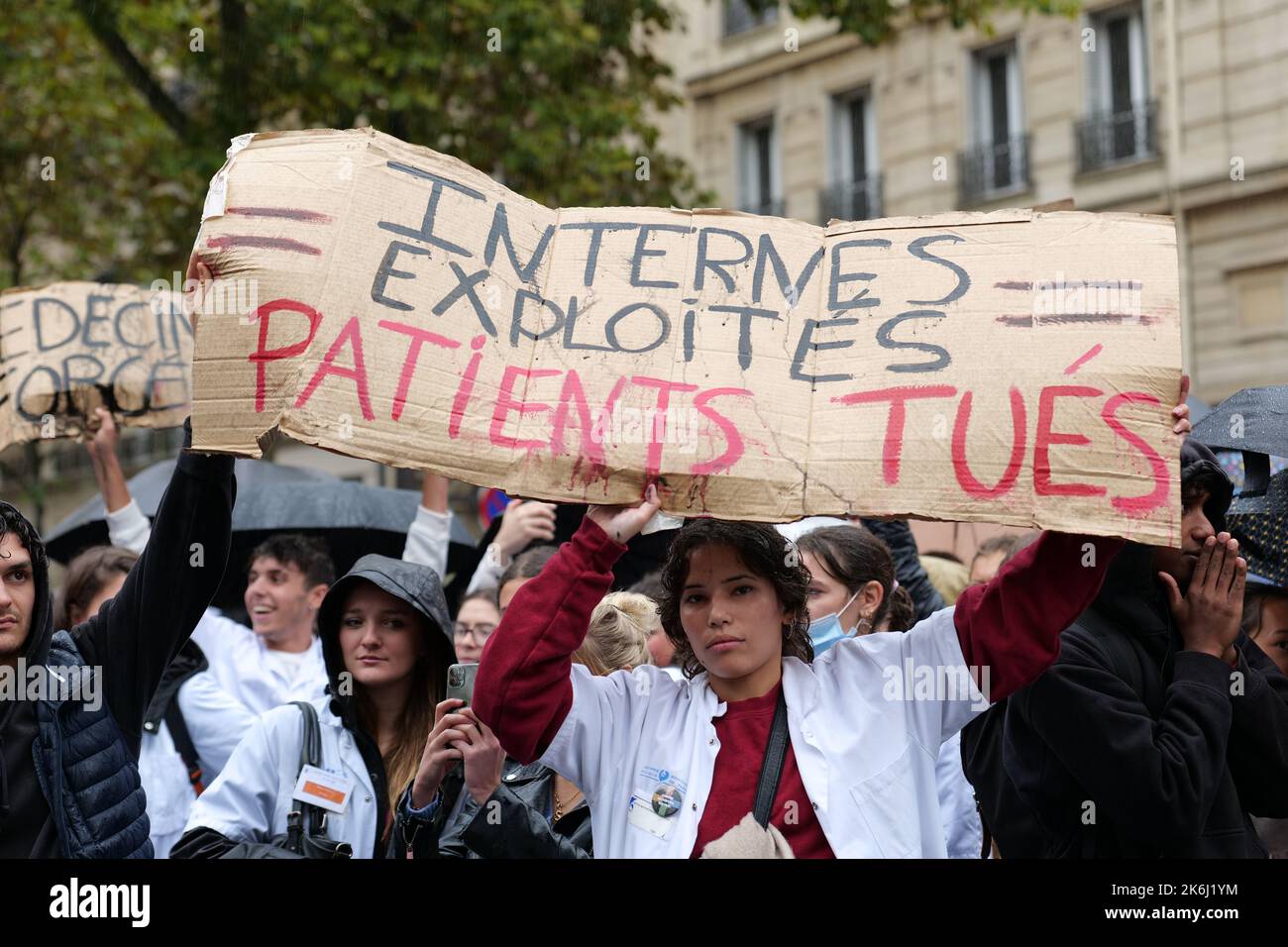 Parigi, Francia. 14th Ott 2022. Gli studenti di medicina vanno in sciopero e protestano contro una legge governativa a Parigi. Credit: Pierre Galan/Alamy Live News Foto Stock