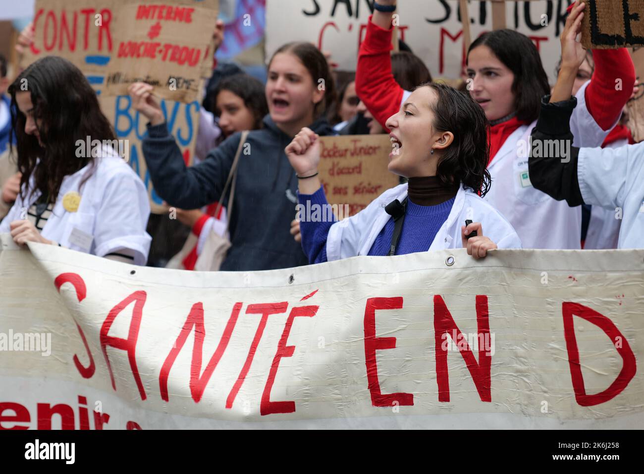 Parigi, Francia. 14th Ott 2022. Gli studenti di medicina vanno in sciopero e protestano contro una legge governativa a Parigi. Credit: Pierre Galan/Alamy Live News Foto Stock