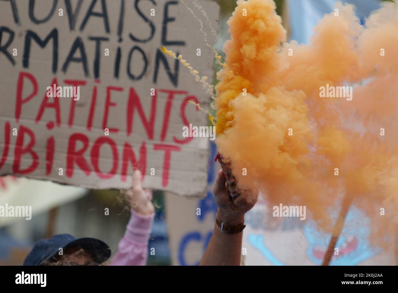 Parigi, Francia. 14th Ott 2022. Gli studenti di medicina vanno in sciopero e protestano contro una legge governativa a Parigi. Credit: Pierre Galan/Alamy Live News Foto Stock