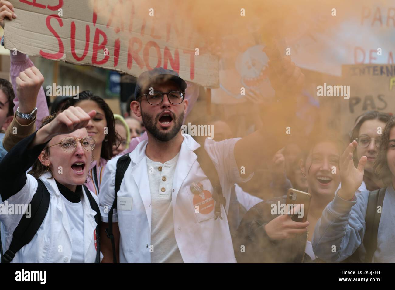 Parigi, Francia. 14th Ott 2022. Gli studenti di medicina vanno in sciopero e protestano contro una legge governativa a Parigi. Credit: Pierre Galan/Alamy Live News Foto Stock