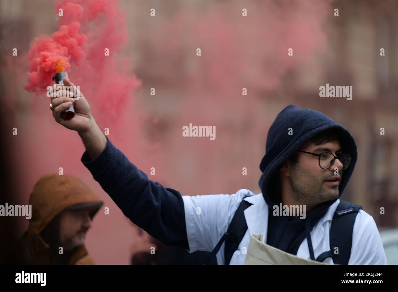 Parigi, Francia. 14th Ott 2022. Gli studenti di medicina vanno in sciopero e protestano contro una legge governativa a Parigi. Credit: Pierre Galan/Alamy Live News Foto Stock