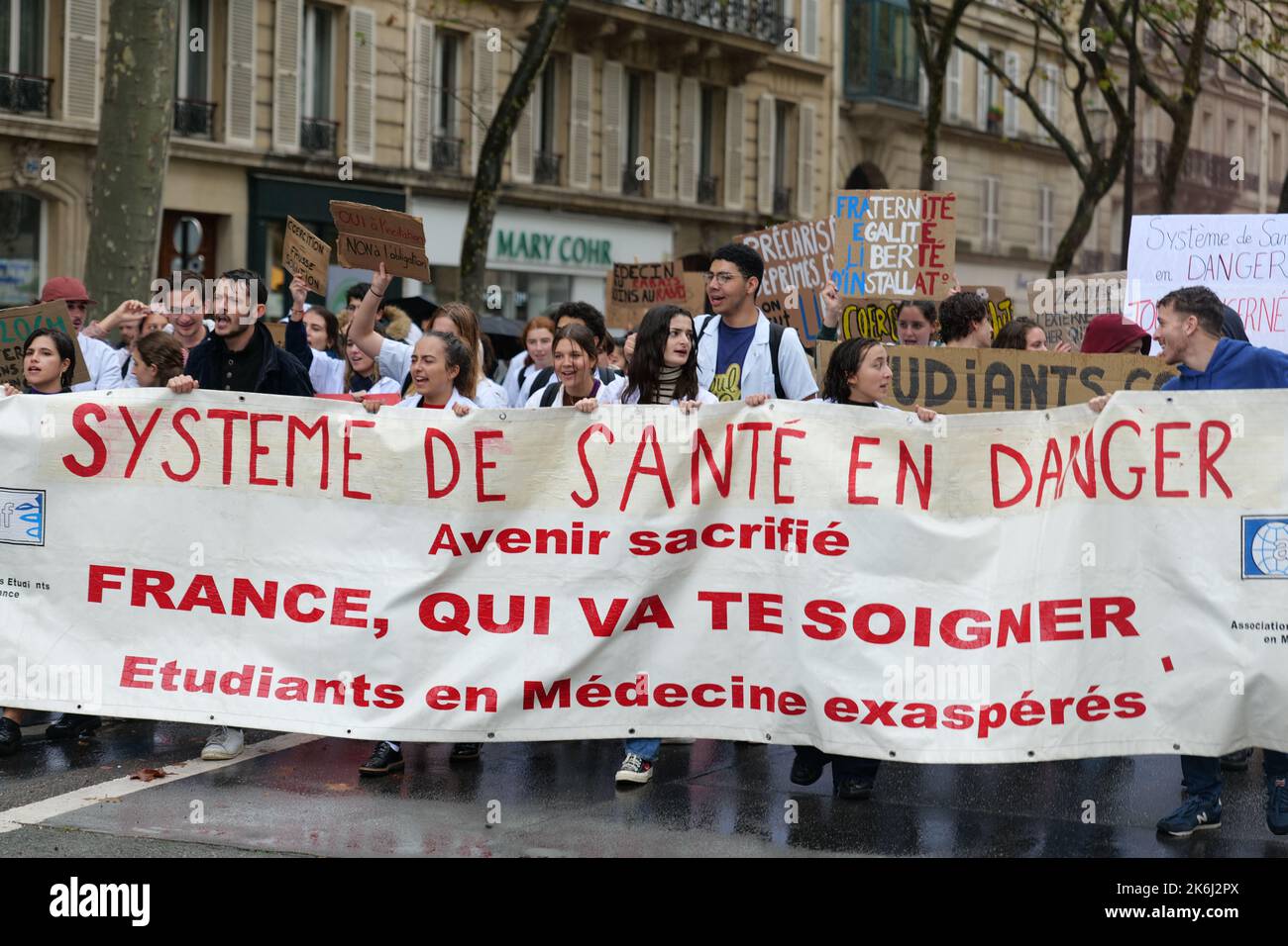 Parigi, Francia. 14th Ott 2022. Gli studenti di medicina vanno in sciopero e protestano contro una legge governativa a Parigi. Credit: Pierre Galan/Alamy Live News Foto Stock