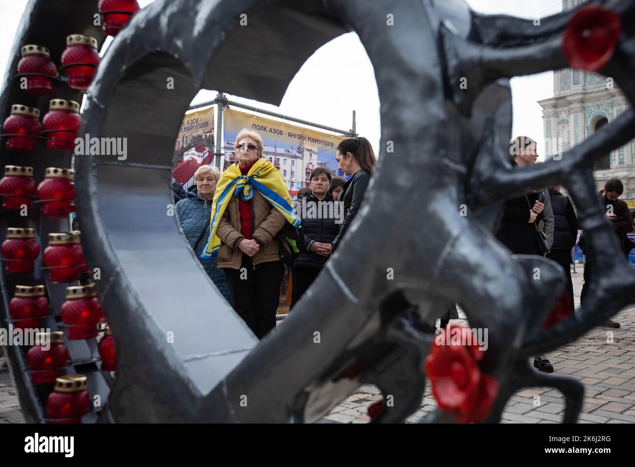 Kiev, Ucraina. 14th Ott 2022. La gente visita la mostra di strada 'Azov Regiment - Angeli di Mariupol', che è dedicata ai difensori dell'unità 'Azov' della Guardia Nazionale di Ucraina, che è morto difendendo Mariupol dagli invasori russi a Kyiv. Le truppe russe sono entrate in Ucraina il 24 febbraio 2022 iniziando un conflitto che ha provocato distruzione e crisi umanitaria. (Credit Image: © Oleksii Chumachenko/SOPA Images via ZUMA Press Wire) Foto Stock