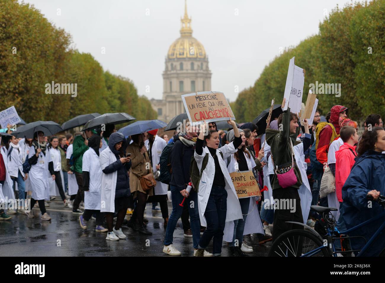 Parigi, Francia. 14th Ott 2022. Gli studenti di medicina vanno in sciopero e protestano contro una legge governativa a Parigi. Credit: Pierre Galan/Alamy Live News Foto Stock