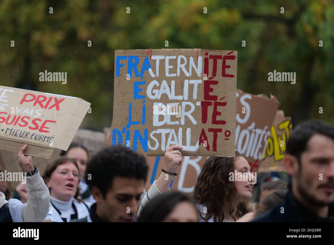 Parigi, Francia. 14th Ott 2022. Gli studenti di medicina vanno in sciopero e protestano contro una legge governativa a Parigi. Credit: Pierre Galan/Alamy Live News Foto Stock