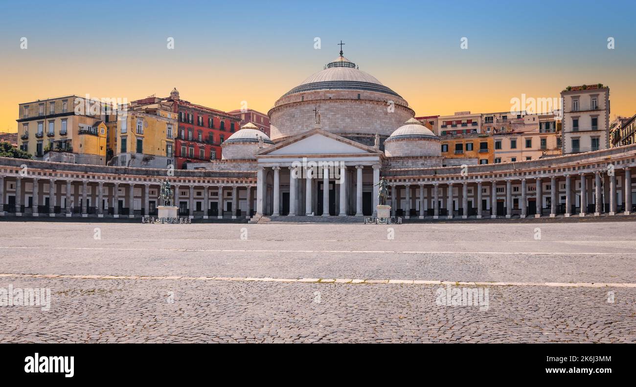 Panorama urbano di un quartiere vicino a Castel Sant Elmo. Ampia immagine con edifici e cielo. Concetto di viaggio e turismo, Napoli, Italia. Foto Stock