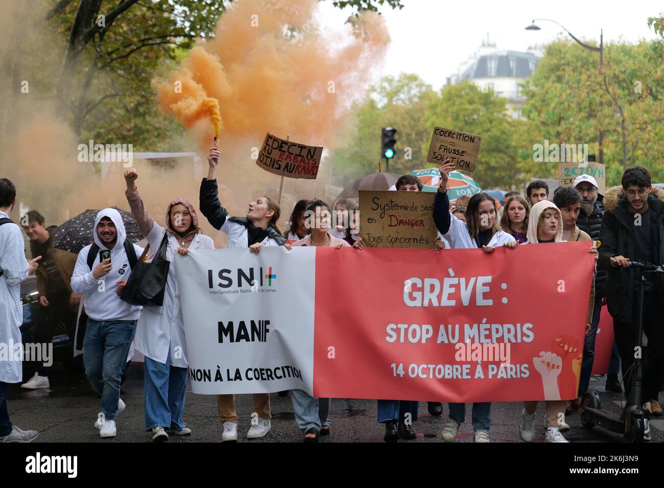 Parigi, Francia. 14th Ott 2022. Gli studenti di medicina vanno in sciopero e protestano contro una legge governativa a Parigi. Credit: Pierre Galan/Alamy Live News Foto Stock