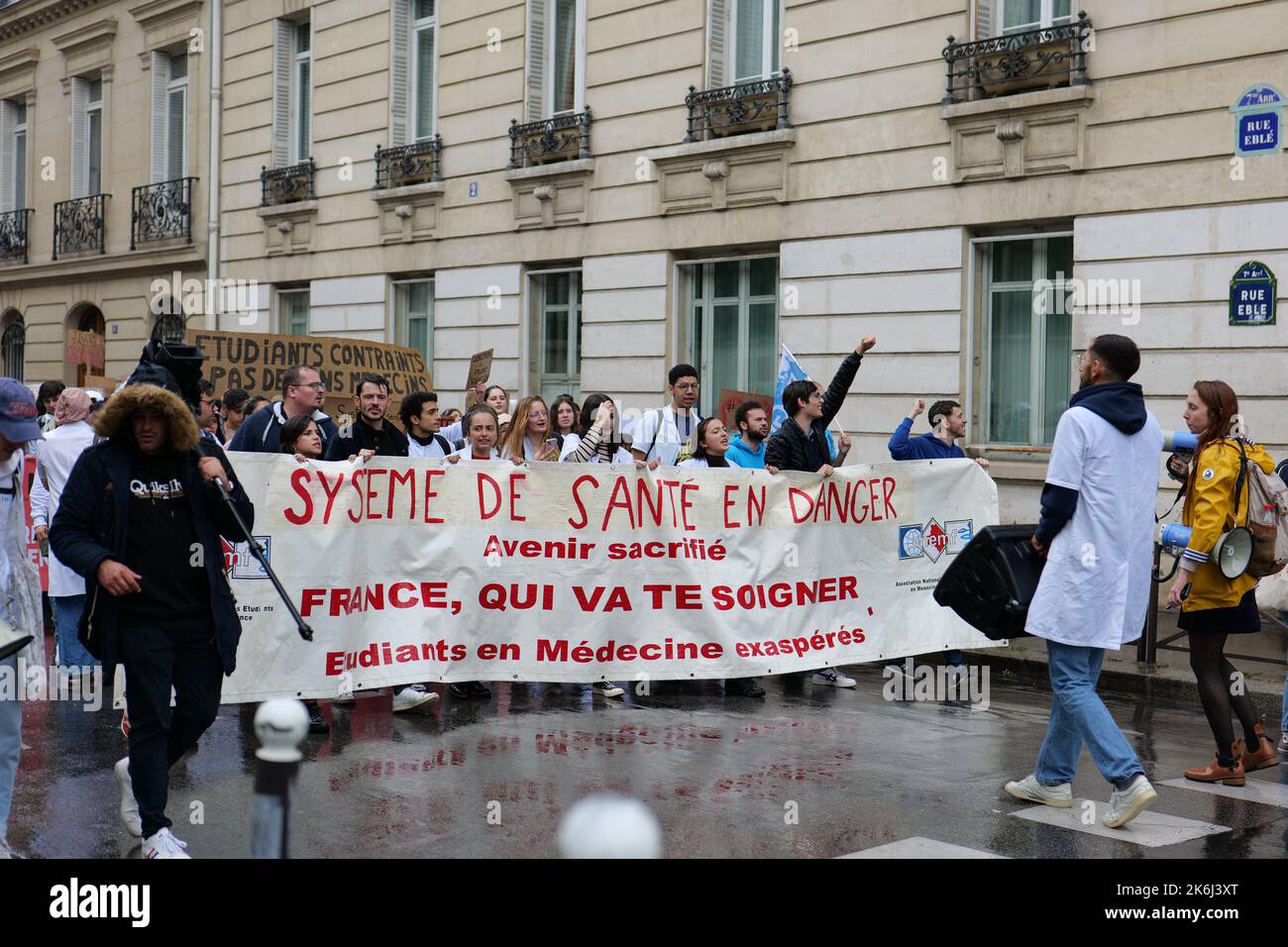 Parigi, Francia. 14th Ott 2022. Gli studenti di medicina vanno in sciopero e protestano contro una legge governativa a Parigi. Credit: Pierre Galan/Alamy Live News Foto Stock