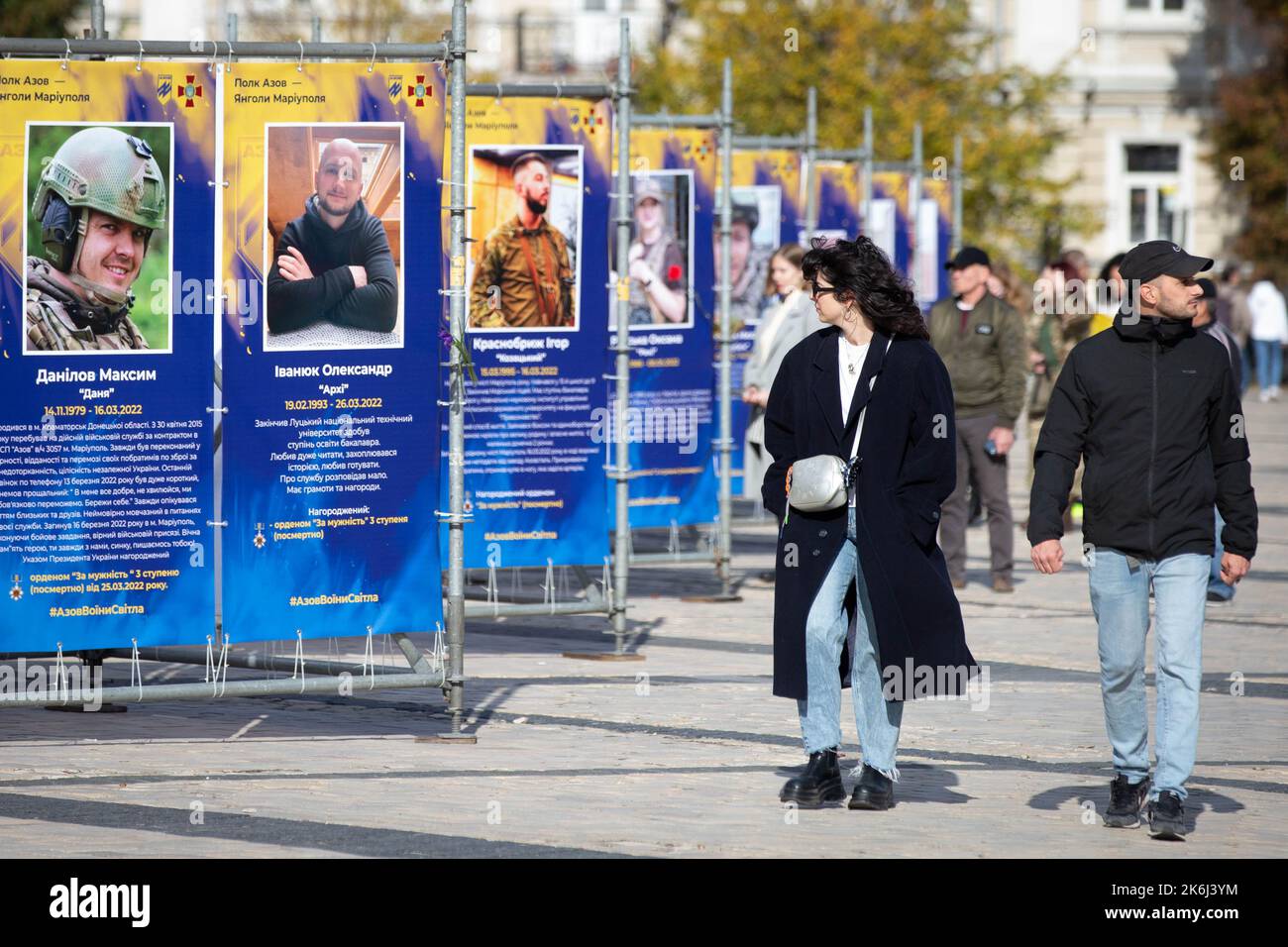Kiev, Ucraina. 14th Ott 2022. La gente visita la mostra di strada 'Azov Regiment - Angeli di Mariupol', che è dedicata ai difensori dell'unità 'Azov' della Guardia Nazionale di Ucraina, che è morto difendendo Mariupol dagli invasori russi a Kyiv. Le truppe russe sono entrate in Ucraina il 24 febbraio 2022 iniziando un conflitto che ha provocato distruzione e crisi umanitaria. (Credit Image: © Oleksii Chumachenko/SOPA Images via ZUMA Press Wire) Foto Stock