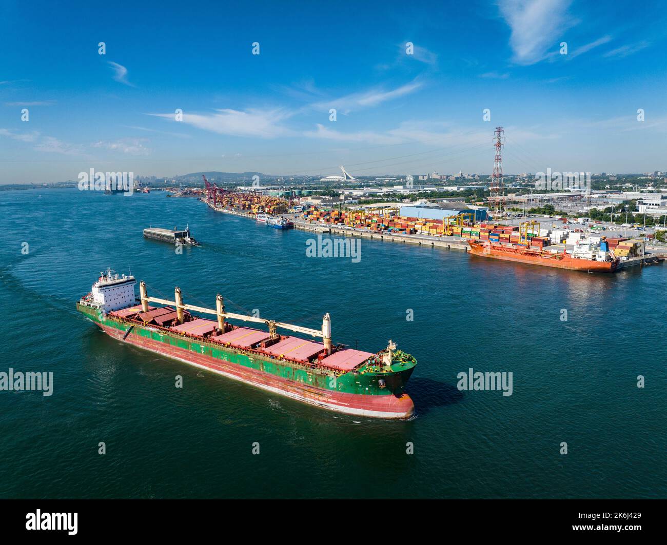 Vista aerea di una nave da carico completamente caricata che lascia il porto di Montreal e che scende lungo il fiume San Lorenzo. Foto Stock
