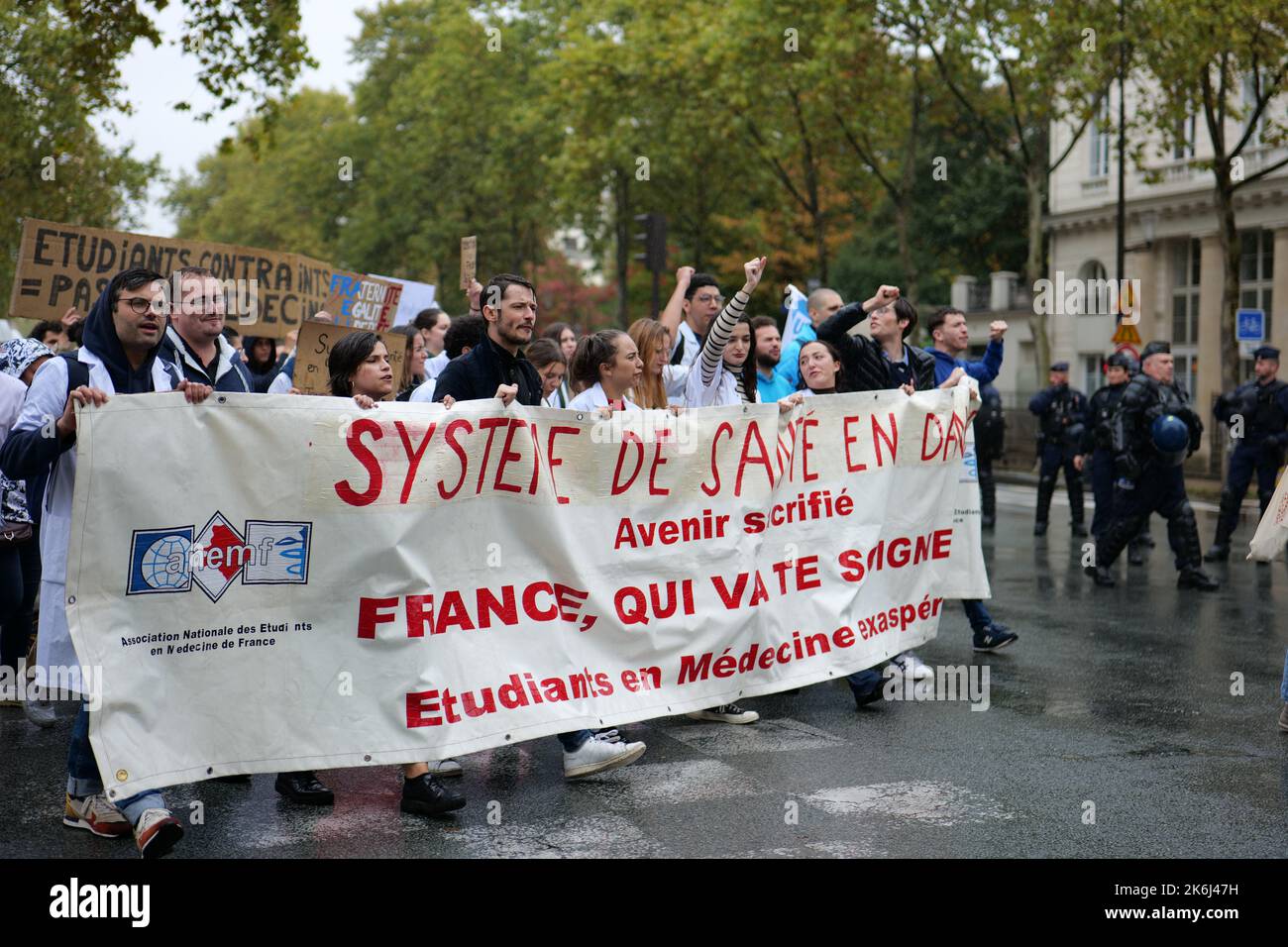 Parigi, Francia. 14th Ott 2022. Gli studenti di medicina vanno in sciopero e protestano contro una legge governativa a Parigi. Credit: Pierre Galan/Alamy Live News Foto Stock