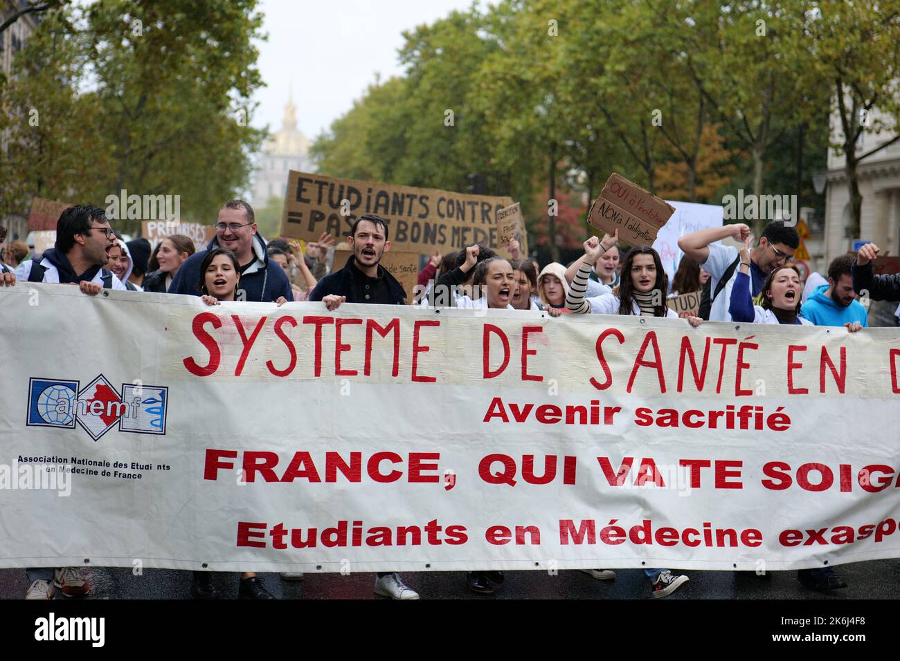 Parigi, Francia. 14th Ott 2022. Gli studenti di medicina vanno in sciopero e protestano contro una legge governativa a Parigi. Credit: Pierre Galan/Alamy Live News Foto Stock