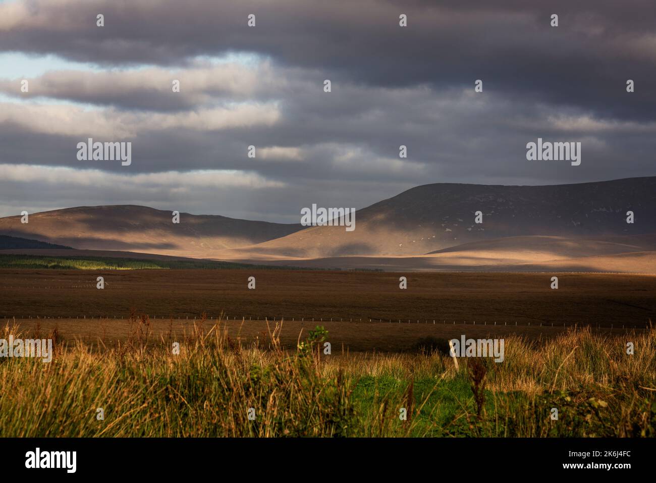 Impressionante paesaggio delle vaste e remote terre di campagna ai margini del Wild Nephin National Park, Co. Mayo, Irlanda. Foto Stock