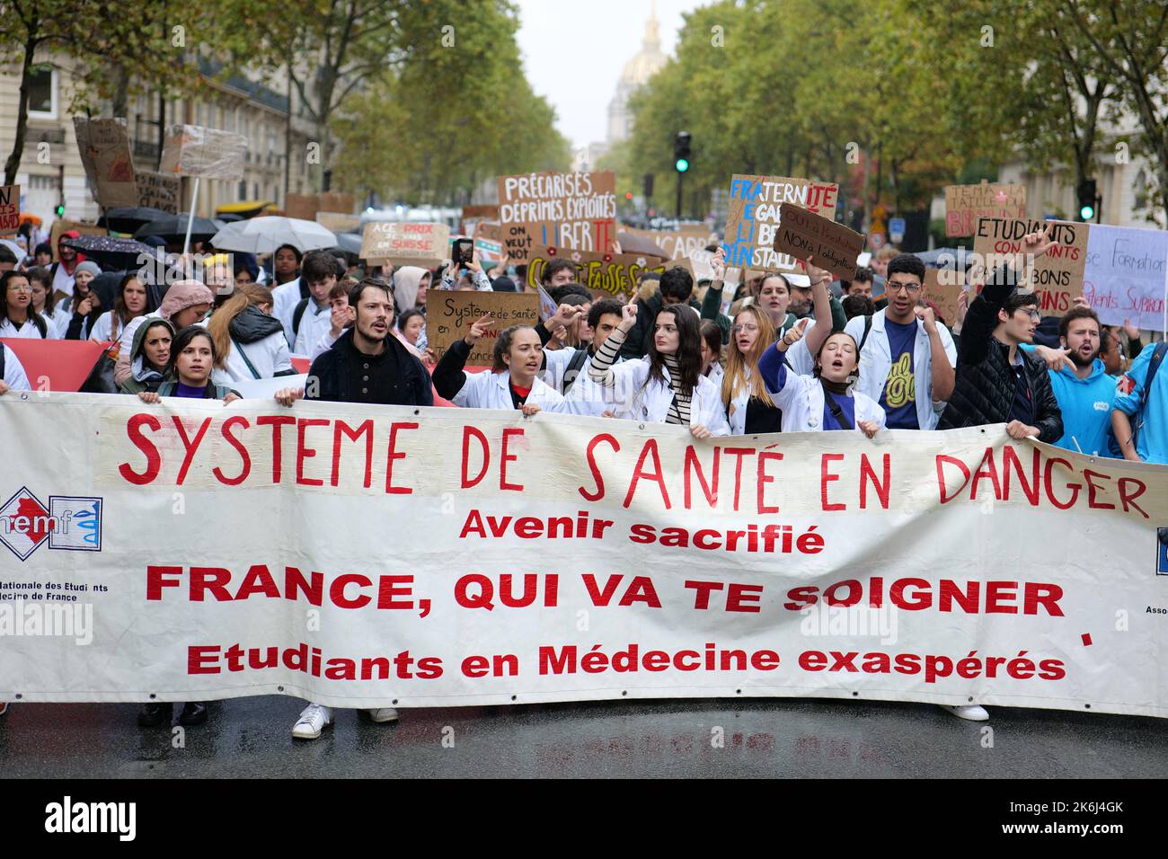 Parigi, Francia. 14th Ott 2022. Gli studenti di medicina vanno in sciopero e protestano contro una legge governativa a Parigi. Credit: Pierre Galan/Alamy Live News Foto Stock