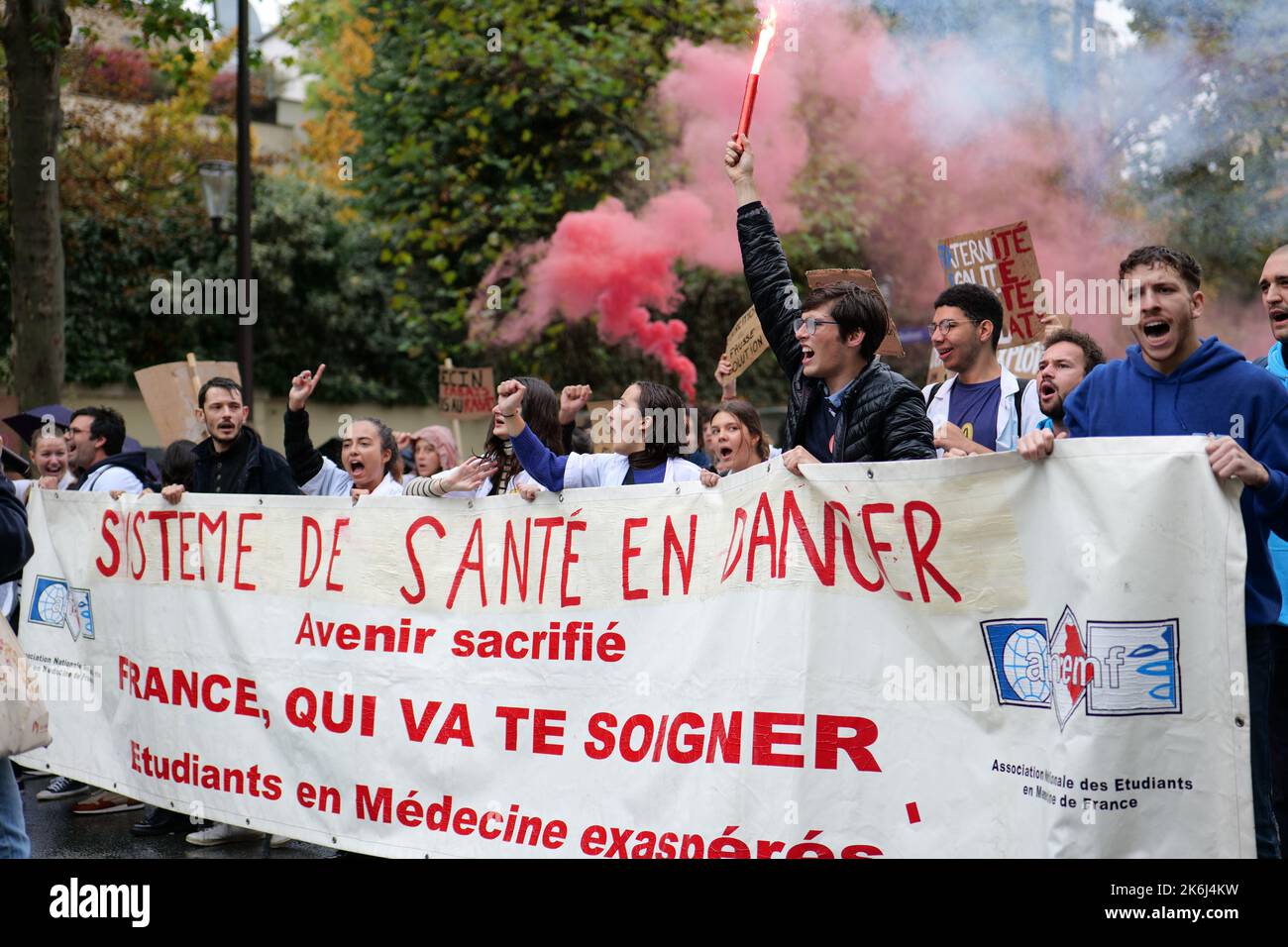 Parigi, Francia. 14th Ott 2022. Gli studenti di medicina vanno in sciopero e protestano contro una legge governativa a Parigi. Credit: Pierre Galan/Alamy Live News Foto Stock