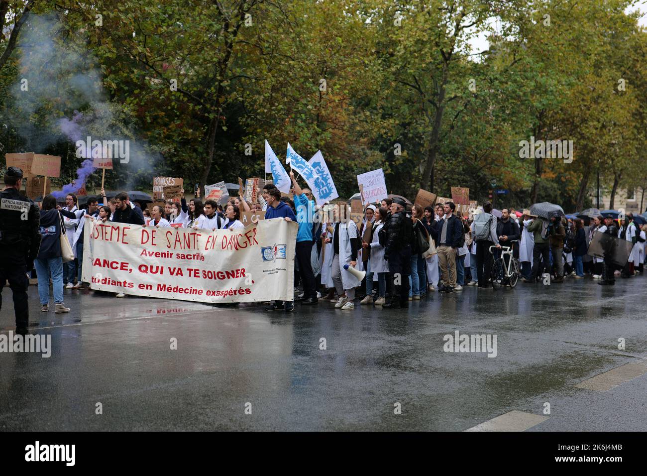 Parigi, Francia. 14th Ott 2022. Gli studenti di medicina vanno in sciopero e protestano contro una legge governativa a Parigi. Credit: Pierre Galan/Alamy Live News Foto Stock