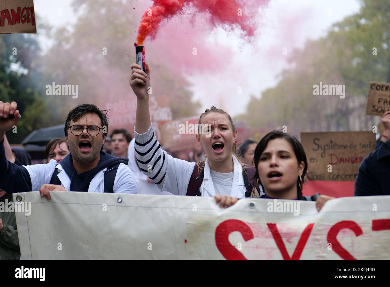 Parigi, Francia. 14th Ott 2022. Gli studenti di medicina vanno in sciopero e protestano contro una legge governativa a Parigi. Credit: Pierre Galan/Alamy Live News Foto Stock