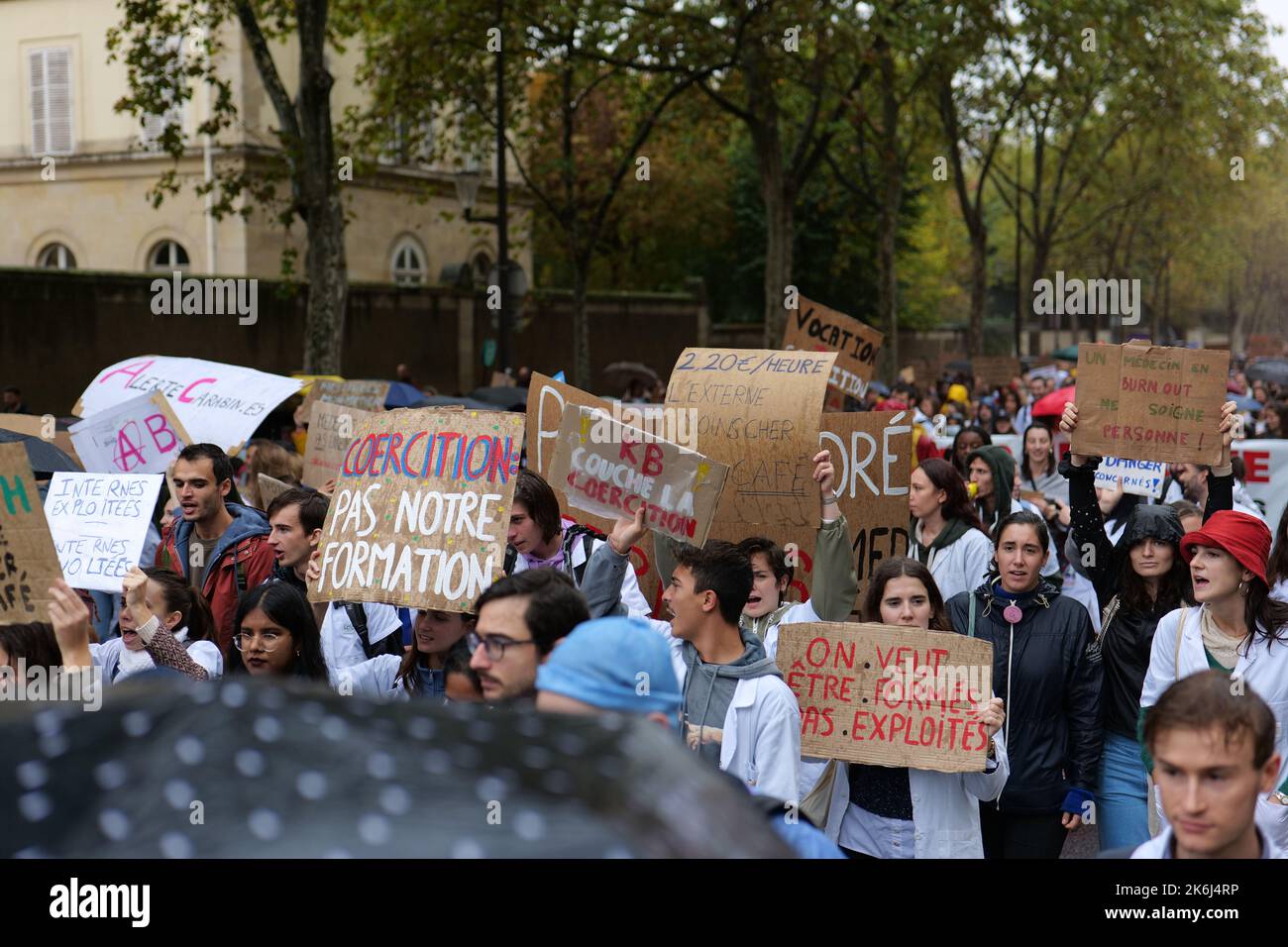 Parigi, Francia. 14th Ott 2022. Gli studenti di medicina vanno in sciopero e protestano contro una legge governativa a Parigi. Credit: Pierre Galan/Alamy Live News Foto Stock