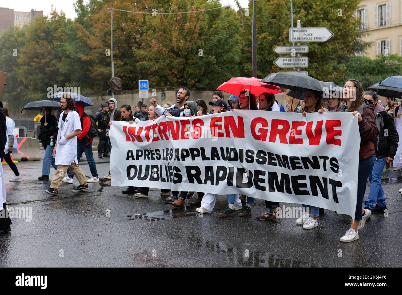 Parigi, Francia. 14th Ott 2022. Gli studenti di medicina vanno in sciopero e protestano contro una legge governativa a Parigi. Credit: Pierre Galan/Alamy Live News Foto Stock