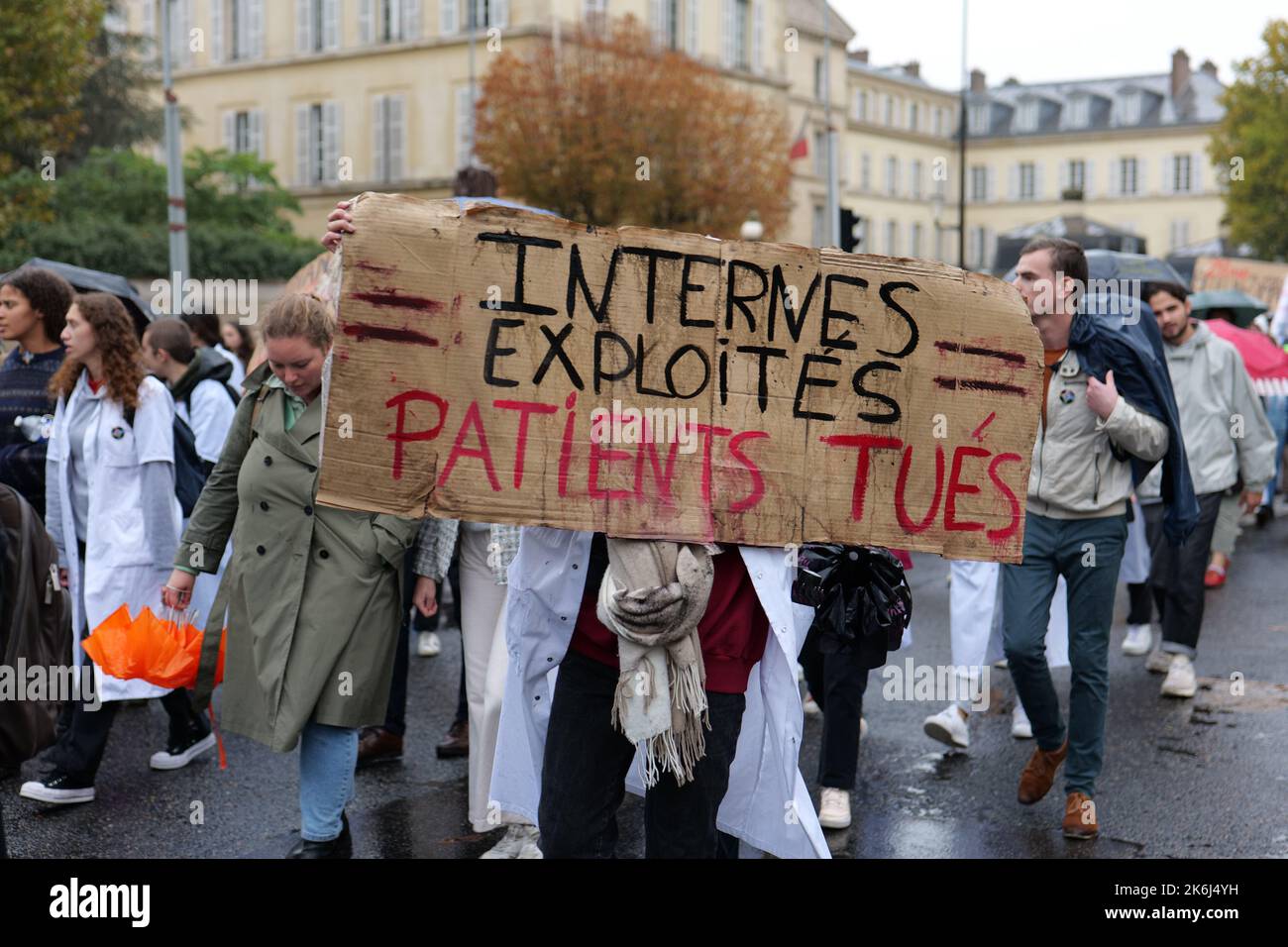 Parigi, Francia. 14th Ott 2022. Gli studenti di medicina vanno in sciopero e protestano contro una legge governativa a Parigi. Credit: Pierre Galan/Alamy Live News Foto Stock