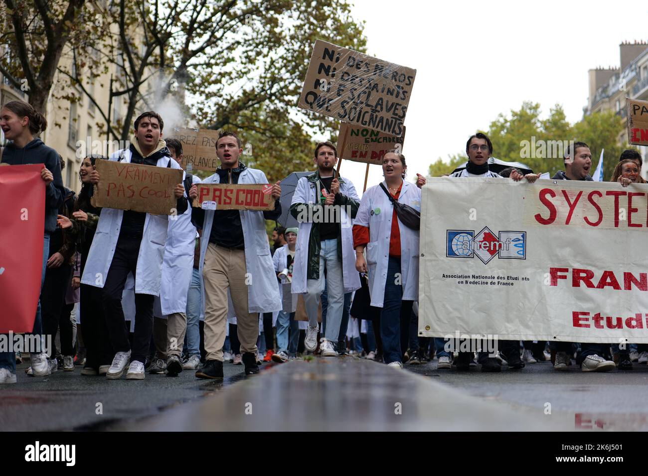 Parigi, Francia. 14th Ott 2022. Gli studenti di medicina vanno in sciopero e protestano contro una legge governativa a Parigi. Credit: Pierre Galan/Alamy Live News Foto Stock