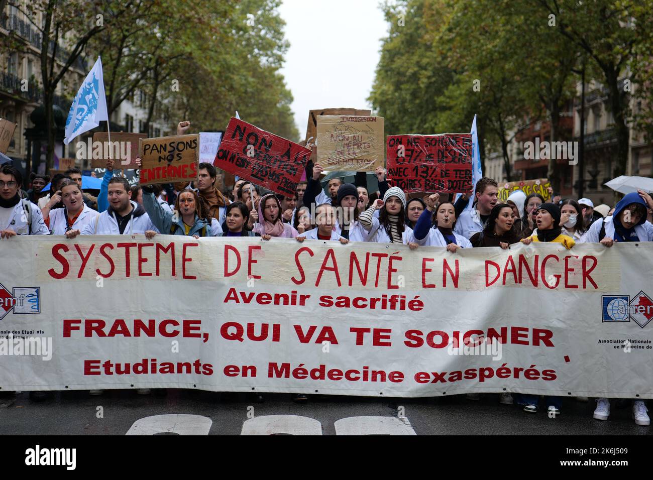 Parigi, Francia. 14th Ott 2022. Gli studenti di medicina vanno in sciopero e protestano contro una legge governativa a Parigi. Credit: Pierre Galan/Alamy Live News Foto Stock
