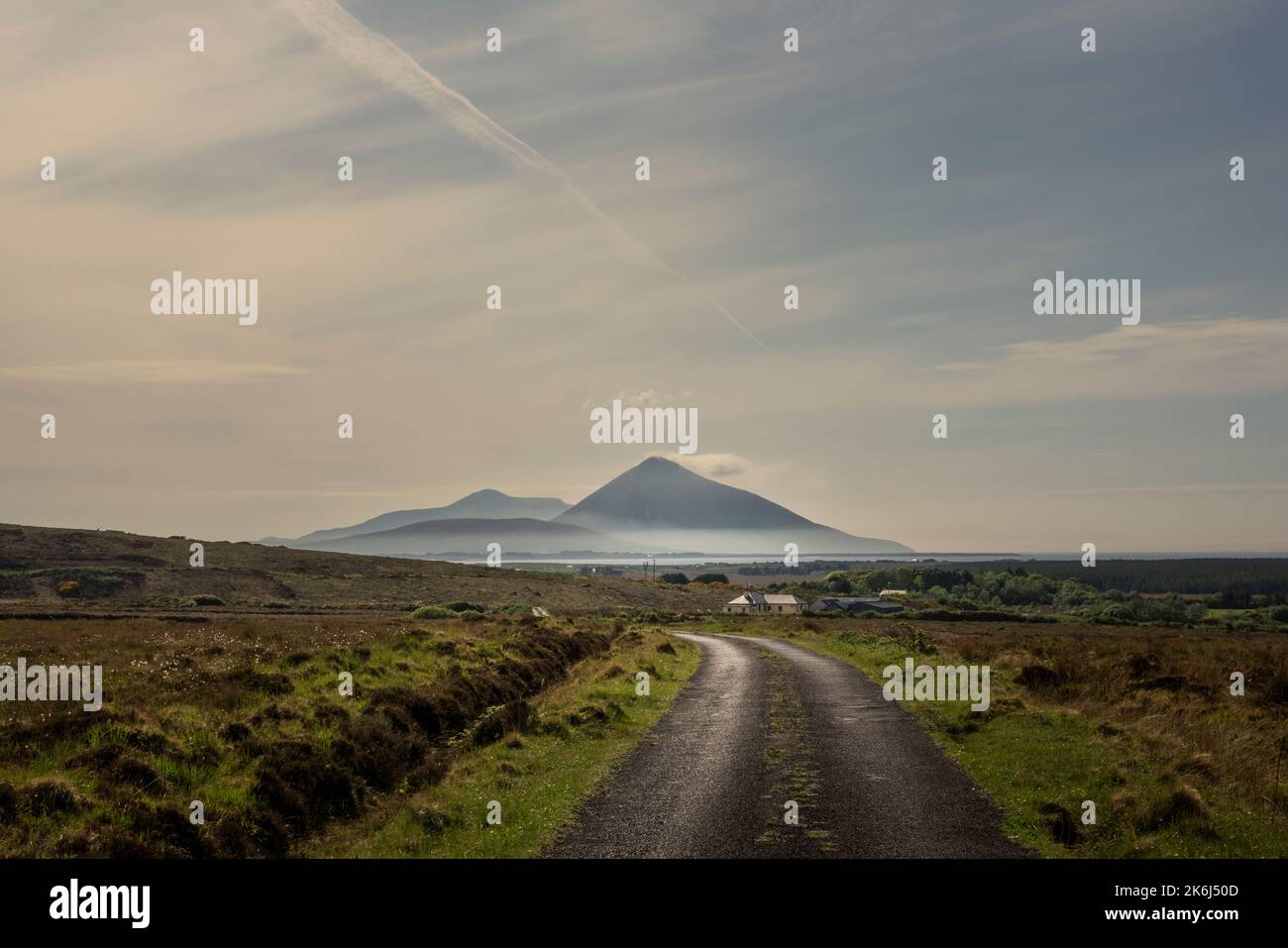 Vista su Slievemore su Achill Island, dalla zona di Ballycroy, contea Mayo, Irlanda. I piedi di Slievemore è avvolto nella nebbia. Foto Stock