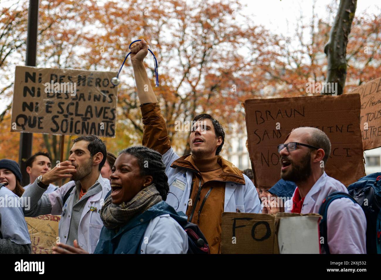 Parigi, Francia. 14th Ott 2022. Gli studenti di medicina vanno in sciopero e protestano contro una legge governativa a Parigi. Credit: Pierre Galan/Alamy Live News Foto Stock