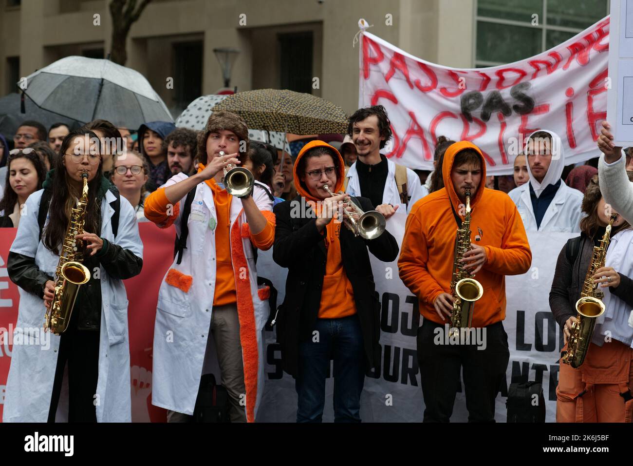 Parigi, Francia. 14th Ott 2022. Gli studenti di medicina vanno in sciopero e protestano contro una legge governativa a Parigi. Credit: Pierre Galan/Alamy Live News Foto Stock