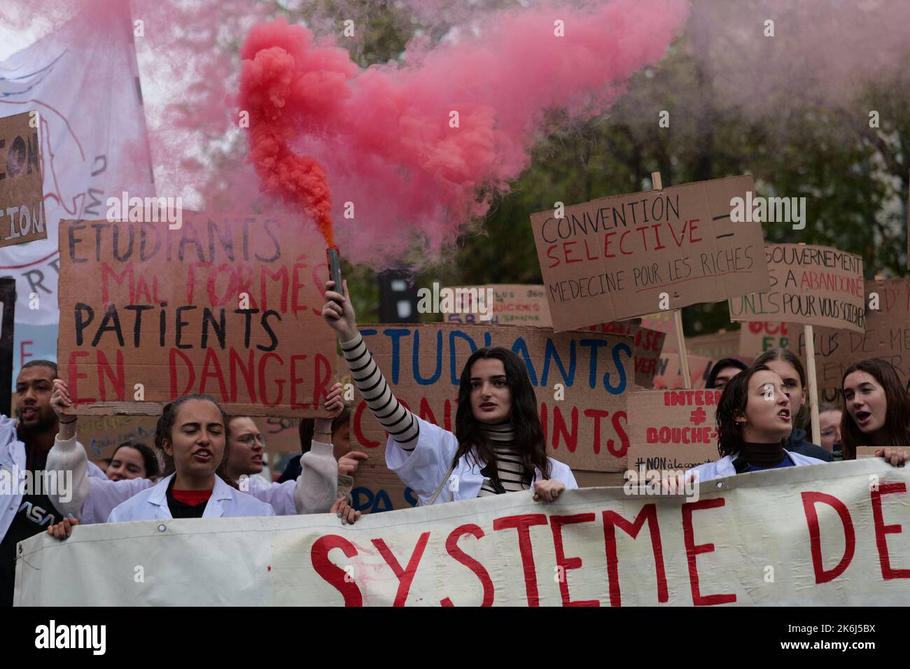 Parigi, Francia. 14th Ott 2022. Gli studenti di medicina vanno in sciopero e protestano contro una legge governativa a Parigi. Credit: Pierre Galan/Alamy Live News Foto Stock