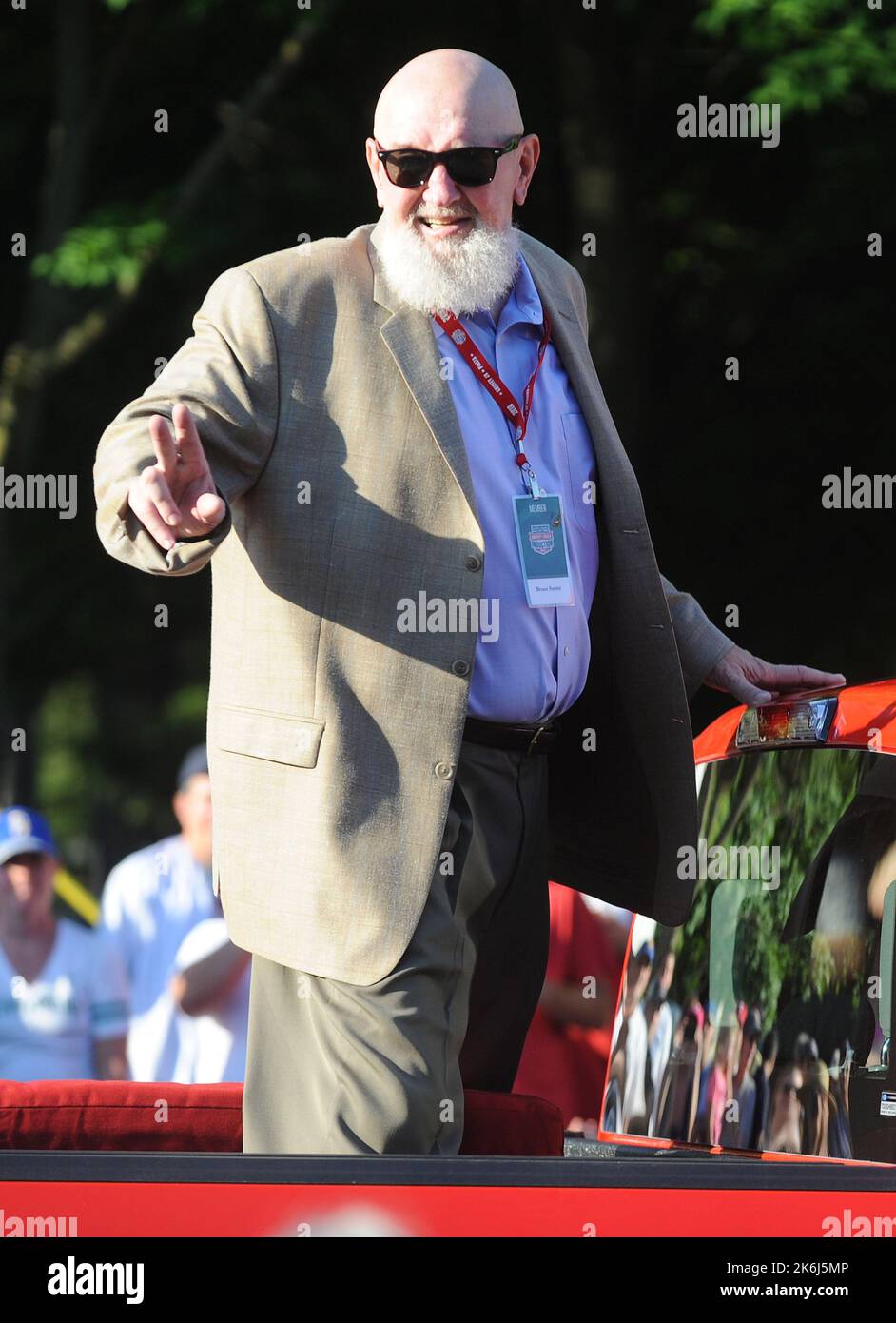 **FOTO DEL FILE** Bruce Sutter è passato via. NEW YORK, NY - 23 luglio: Bruce Sutter cavalca sulla schiena di un camion Ford durante la Hall of Fame Legends Parade il 23 luglio 2016 a Cooperstown, New York il 22 luglio 2016 a New York City . Credito fotografico: John Palmer/MediaPunch. Foto Stock