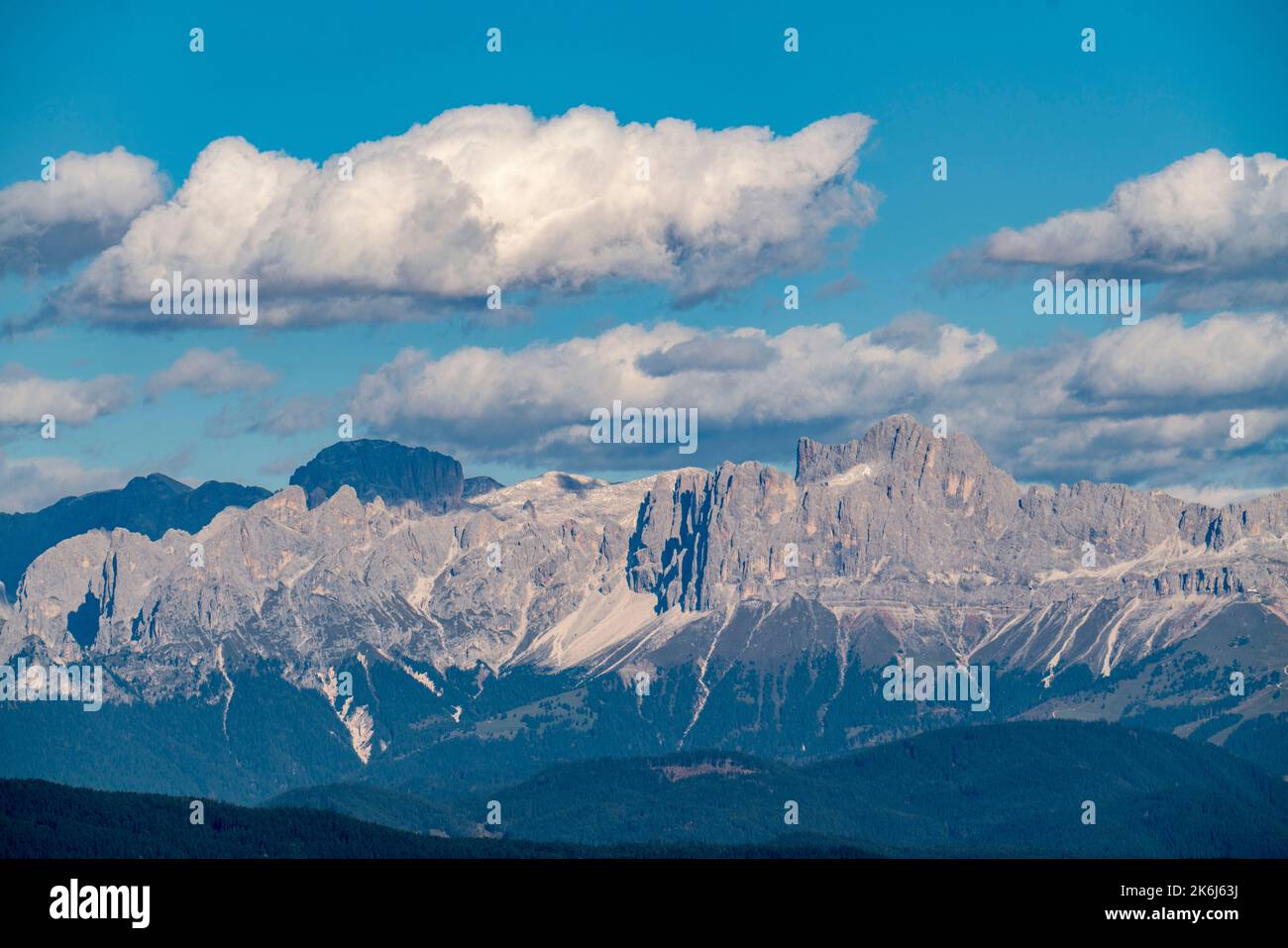 Alpi, panorama montano, gruppo Rosengarten sopra Etschtal, Alto Adige, Italia Foto Stock