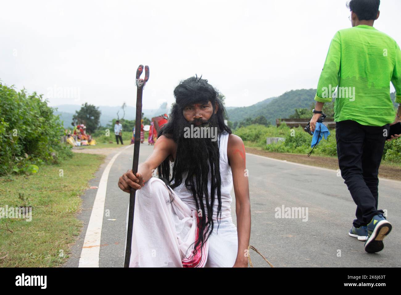 Un uomo tribale travestito come un Dio Shiva in occasione religiosa tribale Foto Stock