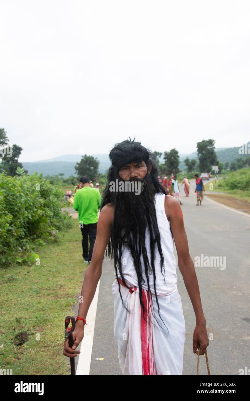 Un uomo tribale travestito come un Dio Shiva in occasione religiosa tribale Foto Stock