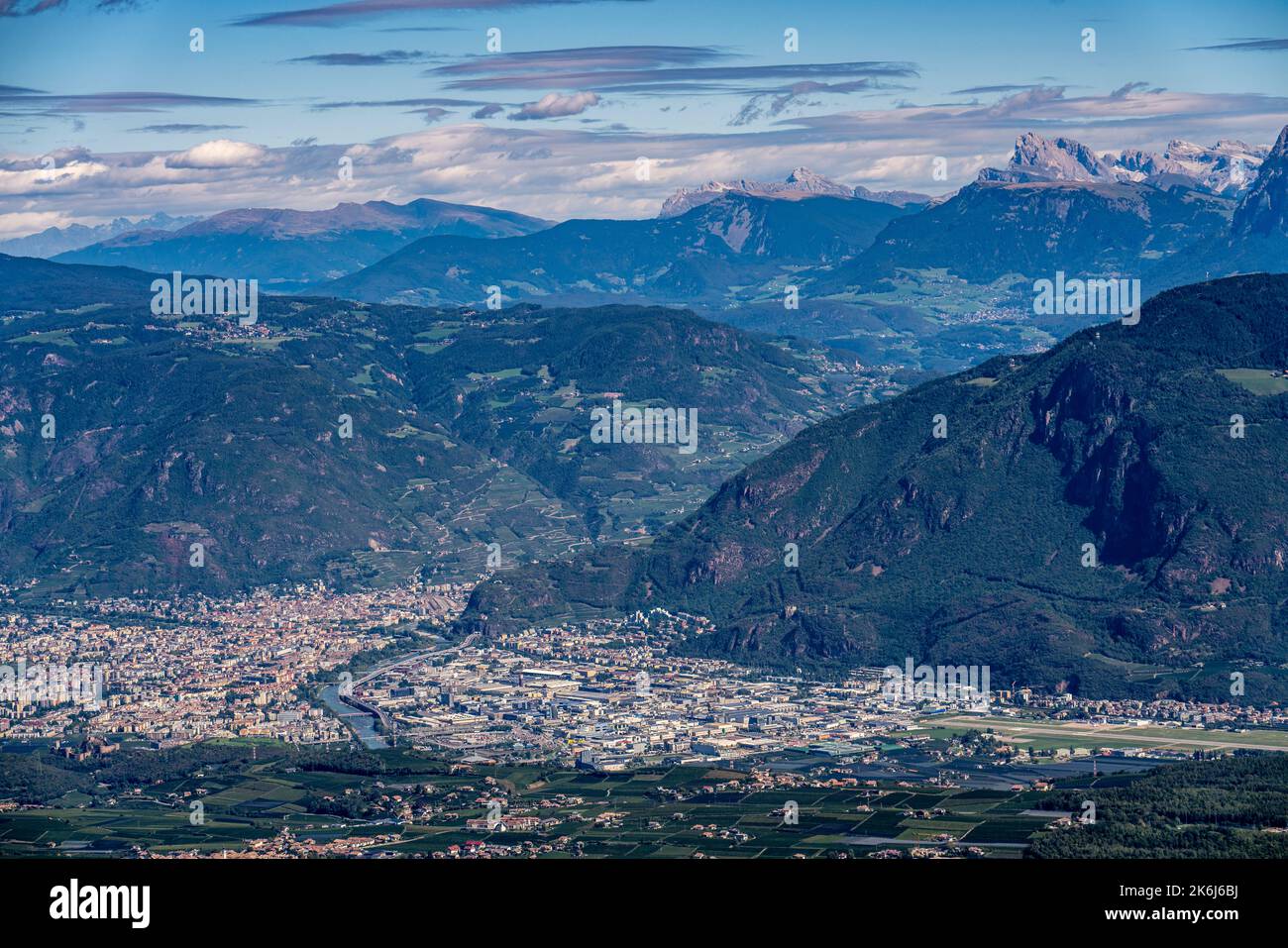 Vista sulla città di Bolzano e le Alpi, Valle dell'Adige, Alto Adige, Italia Foto Stock