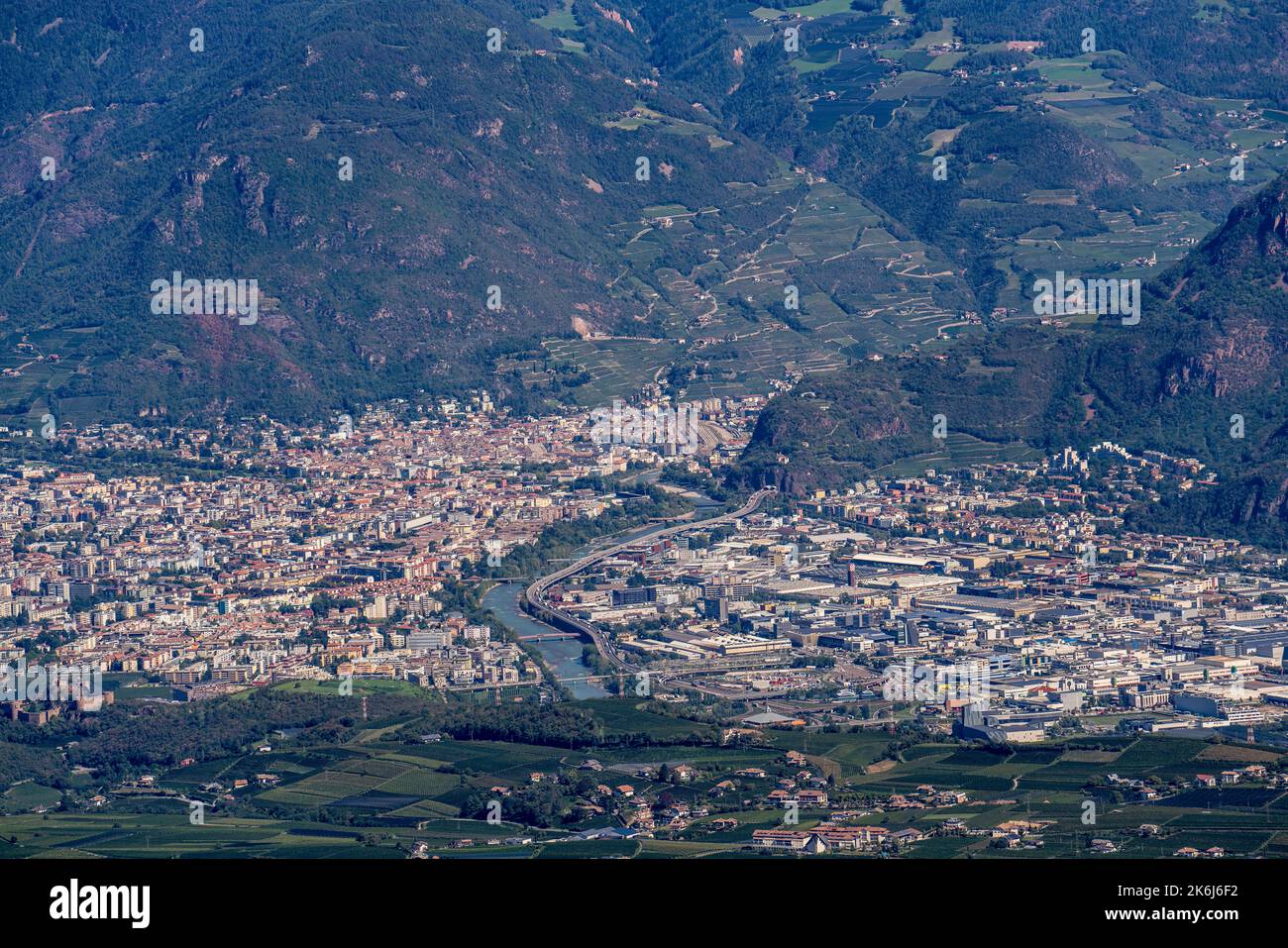 Vista sulla città di Bolzano e le Alpi, Valle dell'Adige, Alto Adige, Italia Foto Stock