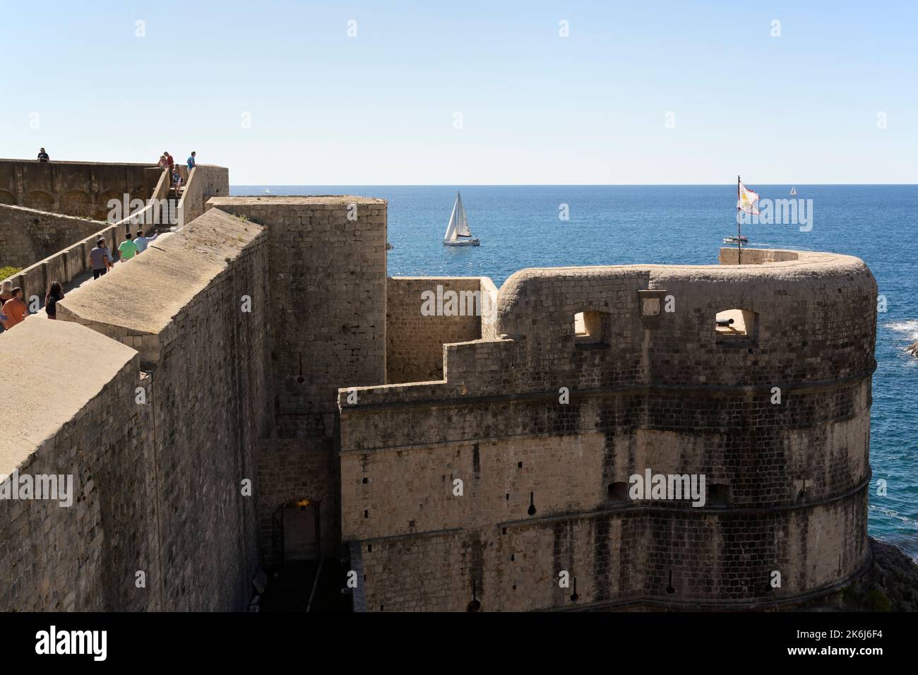 Mura della città di Dubrovnik, forte Bokar, con i turisti Foto Stock