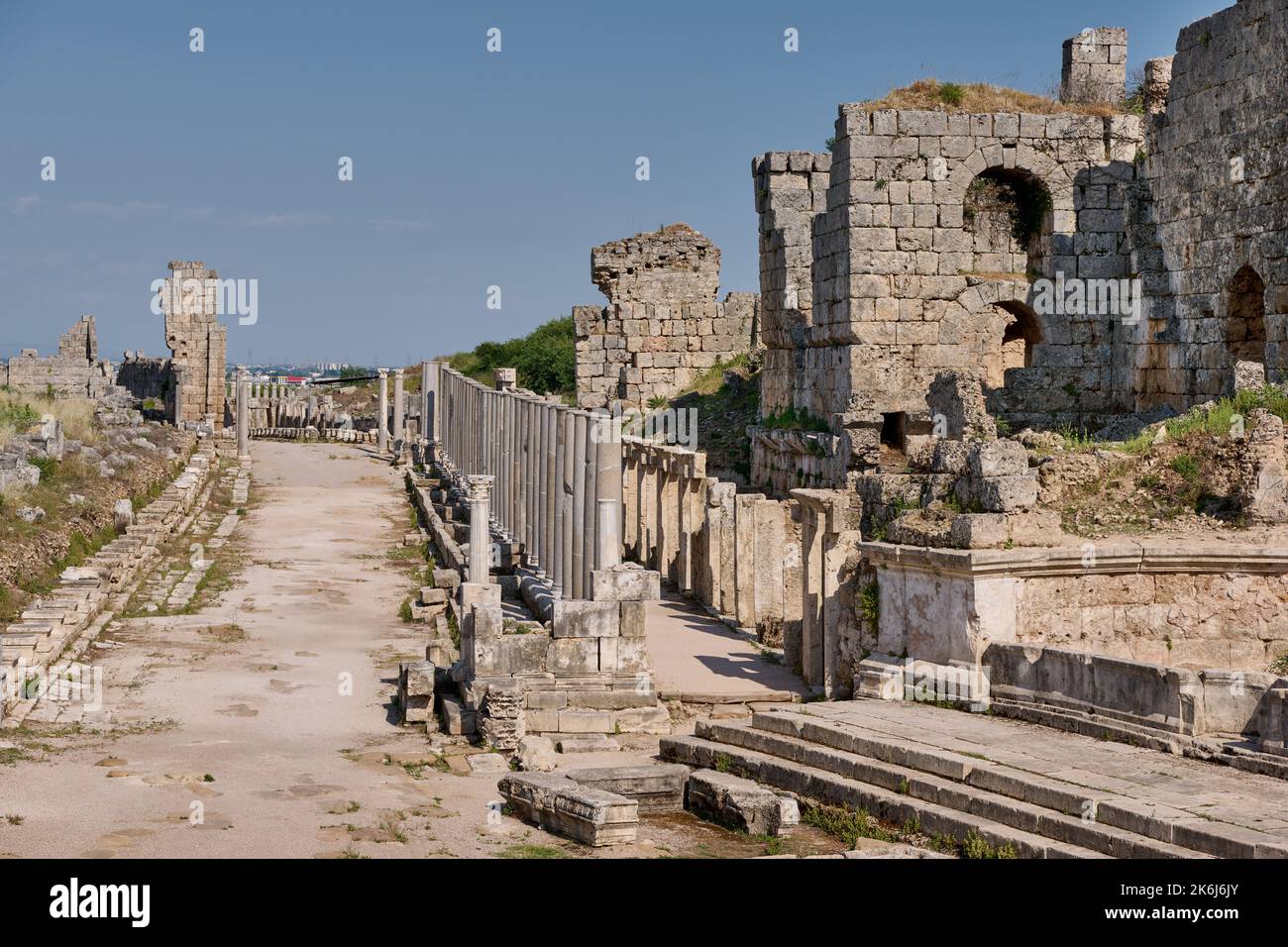 Bagno romano del nord e colonne di strada colonnato, rovine della città romana di Perge, Antalya, Turchia Foto Stock