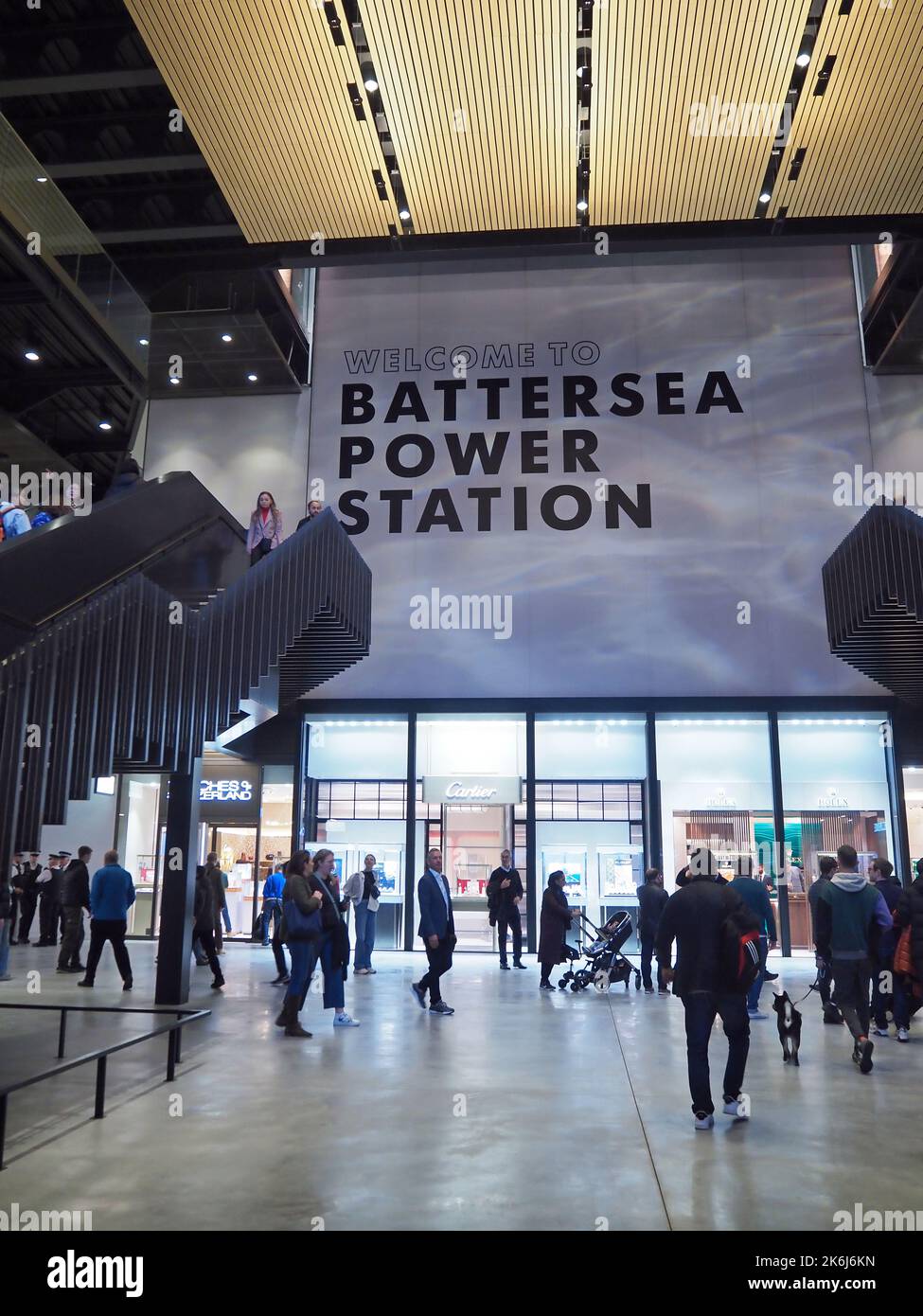 Battersea, Londra, Regno Unito. 14th Ott 2022. Venerdì 14th ottobre 2022 è stata aperta al pubblico per la prima volta l'ex centrale elettrica sulla sponda sud del Tamigi a Battersea. Dopo essere stato chiuso per 40 anni e un multi miliardi di sterline di investimento il giorno di aprire le porte finalmente arrivati. Si sviluppa su tre piani e due sale turbine ci sono centinaia di negozi e ristoranti. E' veramente una struttura impressionante e merita una visita. Credit: Julia Gavin/Alamy Live News Foto Stock