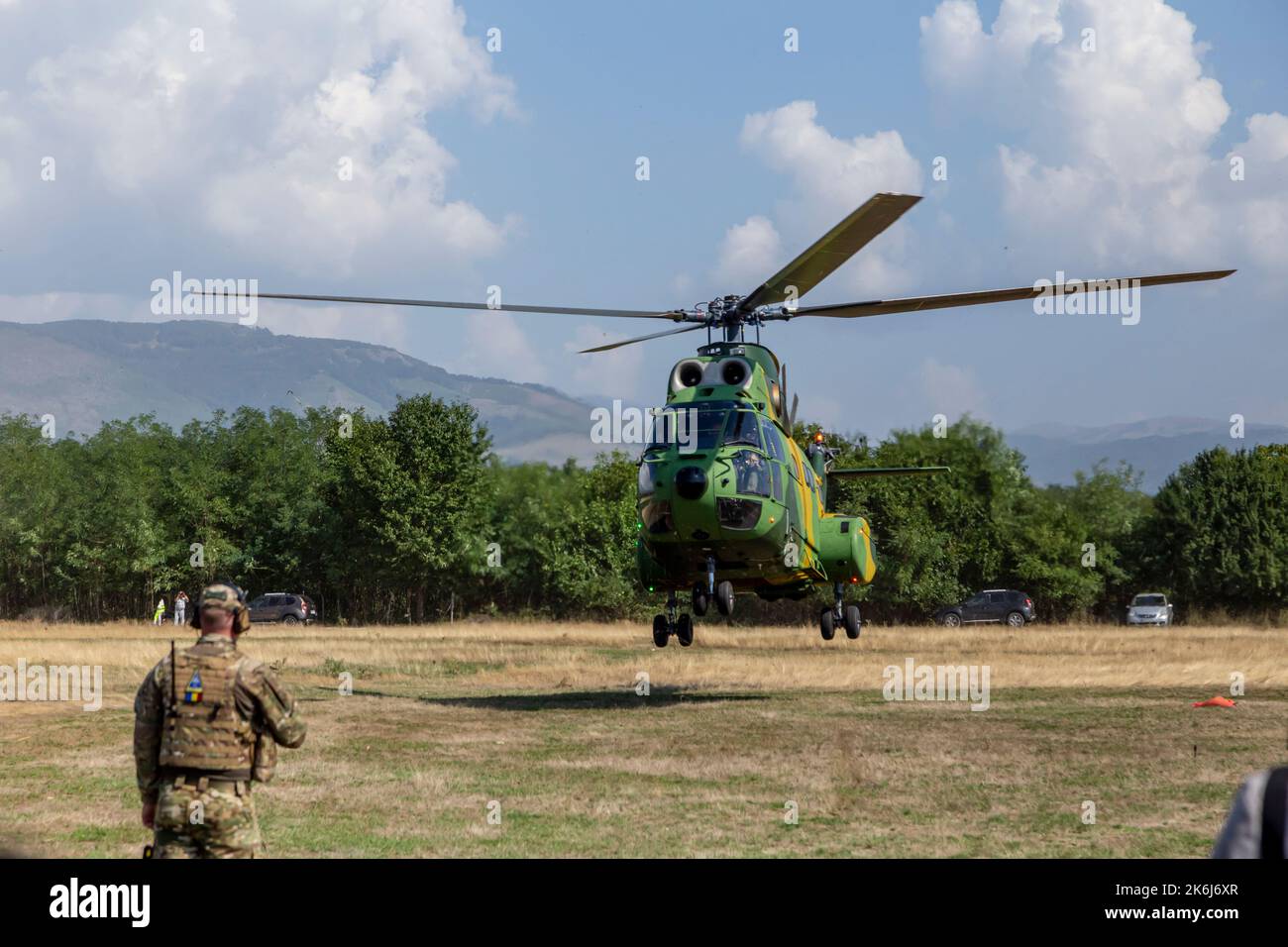 Stanesti, Gorj, Romania – 27 agosto 2022: L'elicottero IAR 330 Puma SOCAT decollare al salone aereo presso l'aerodromo di Stanesti, Gorj, Romania Foto Stock